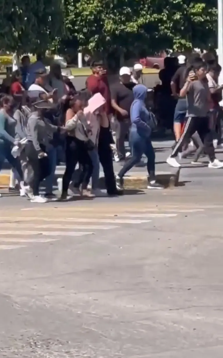 Madres detienen y golpean a ex tesorera que se robó más de 100 mil pesos - Tomada de video