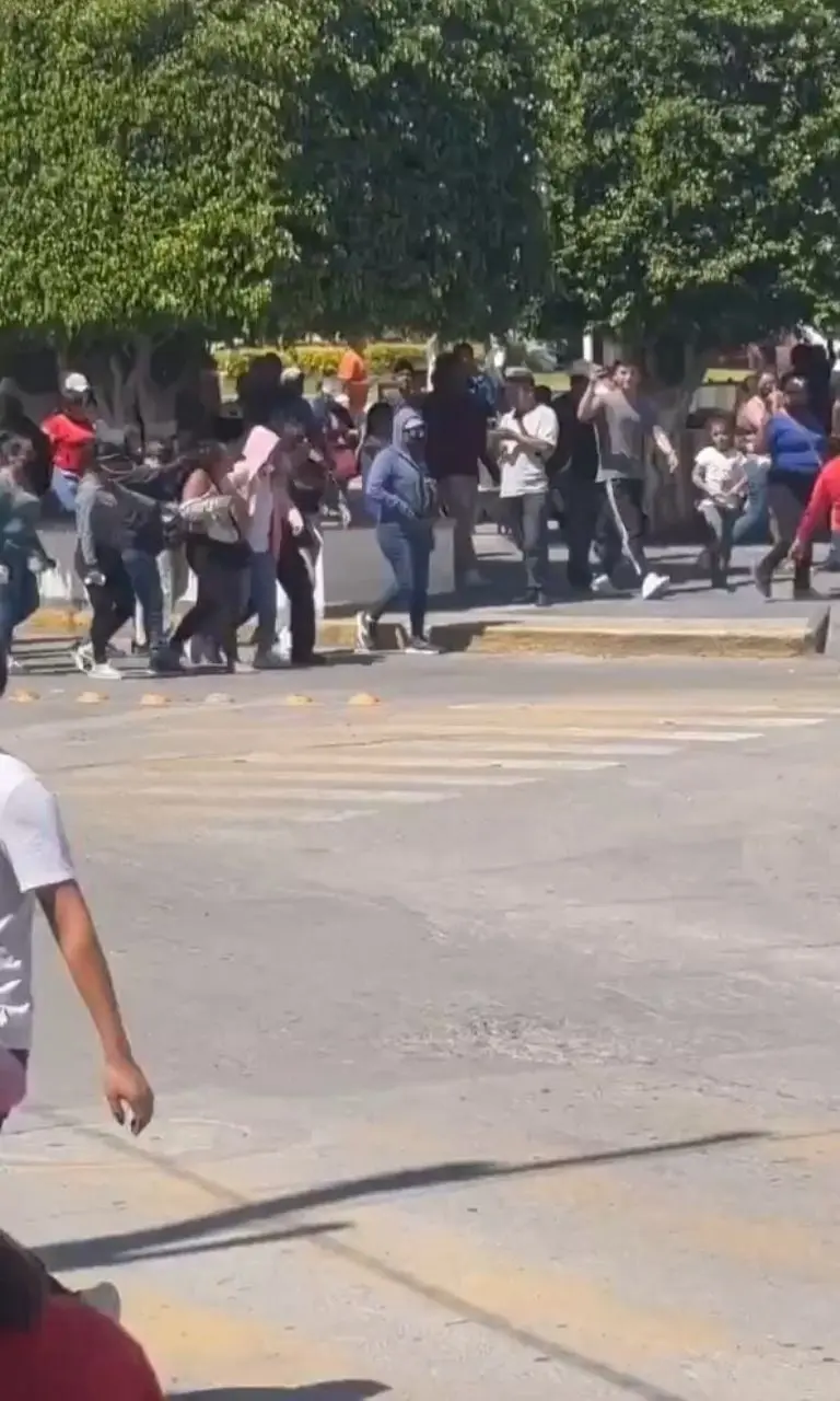 Madres detienen y golpean a ex tesorera que se robó más de 100 mil pesos - Tomada de video