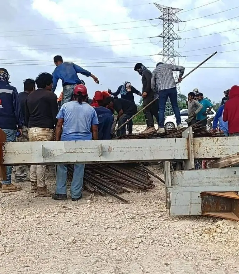 Varios trabajadores intentaron ayudar a los dos damnificadosFoto: Facebook @Sur Caribe