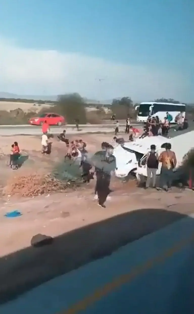 Vuelca tráiler con 135 migrantes rumbo a EU; se reportan varios heridos - Tomada de video