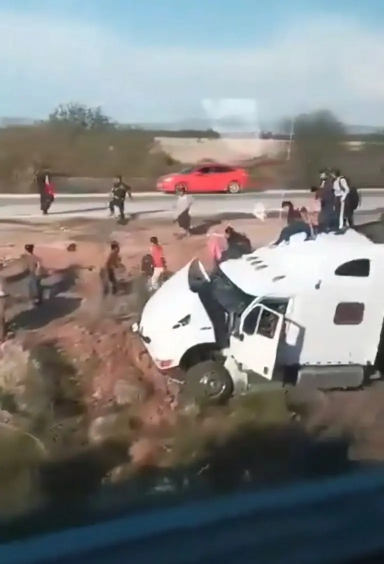 Vuelca tráiler con 135 migrantes rumbo a EU; se reportan varios heridos - Tomada de video