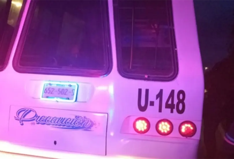 Delincuentes balean cami&oacute;n con pasajeros a bordo 