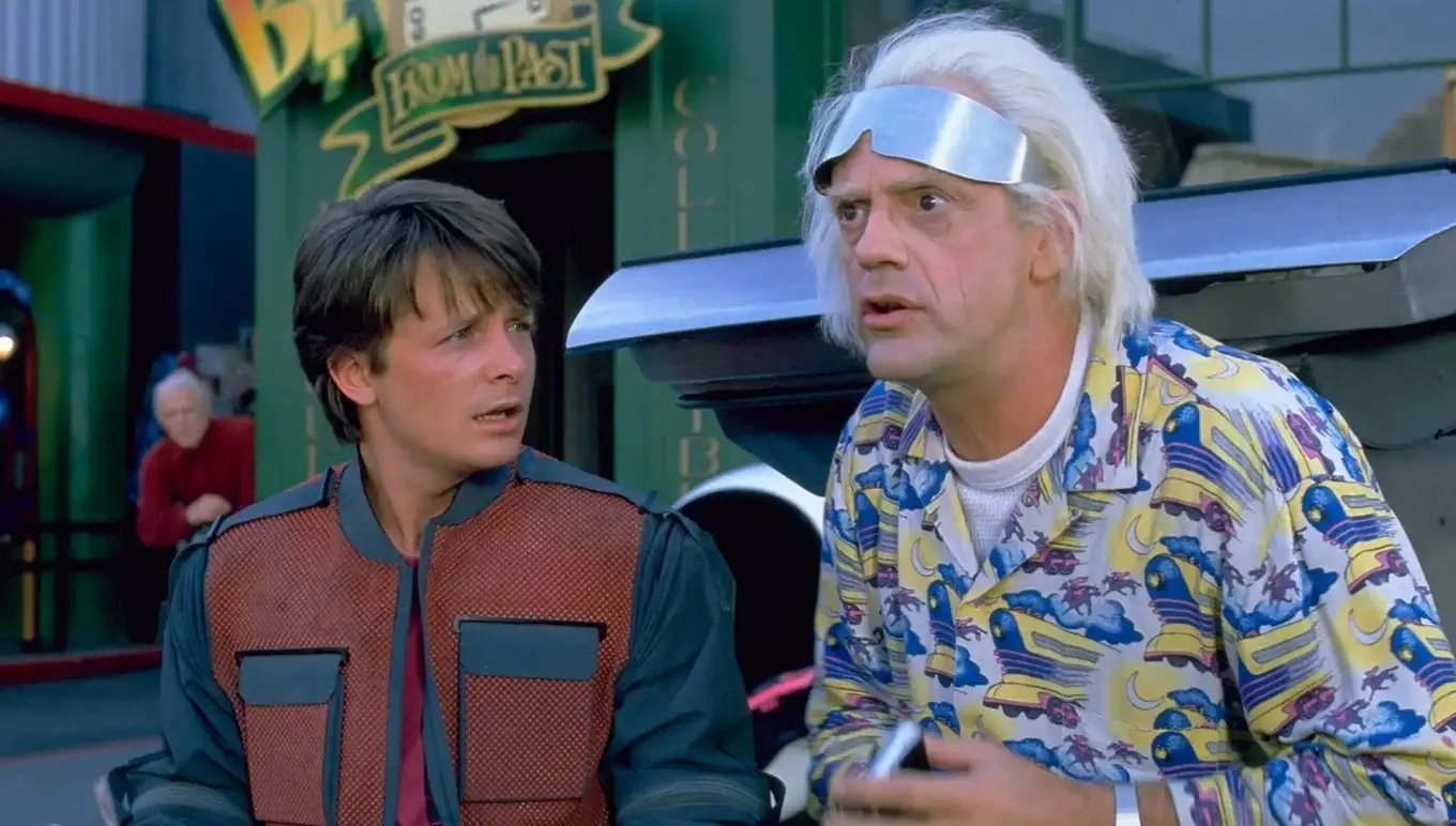 'Volver al futuro' se ha convertido en un clásico del cine y, a la fecha, cuenta con cientos de fanáticos. La cinta se estrenó en 1985 y gira alrededor de un adolescente llamado Marty McFly y Doc, un científico que construye una máquina del tiempo que los transporta a los años 50.