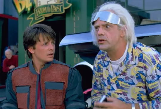 Volver al futuro se ha convertido en un clásico del cine y, a la fecha, cuenta con cientos de fanáticos. La cinta se estrenó en 1985 y gira alrededor de un adolescente llamado Marty McFly y Doc, un científico que construye una máquina del tiempo que los transporta a los años 50.