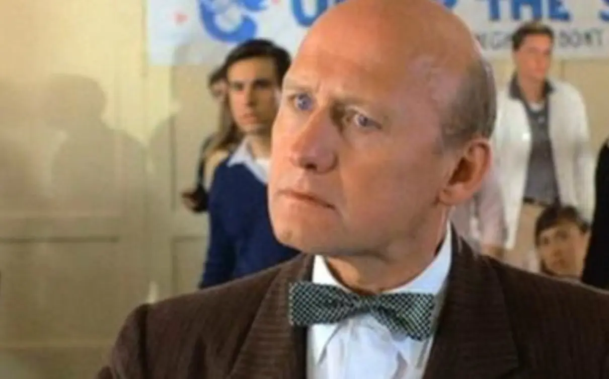 James Tolkan interpretó al director Strickland