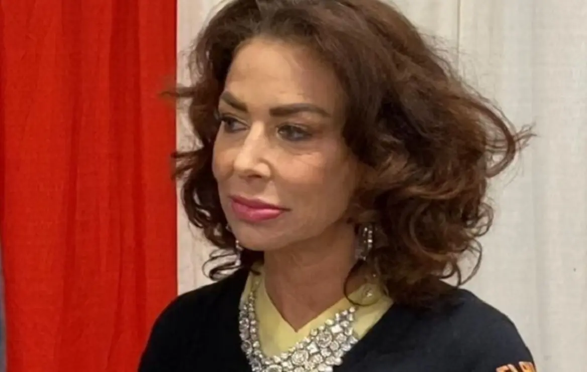 Ahora tiene 58 años, tiene un hijo y se retiró de la actuación después de la primera película de 'Volver al futuro'.