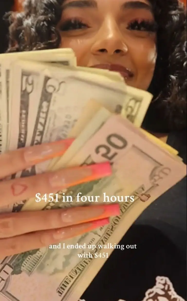 Mesera de Hooters sorprende al revelar cuánto gana de propinas en tan sólo 4 horas - Tomada de video