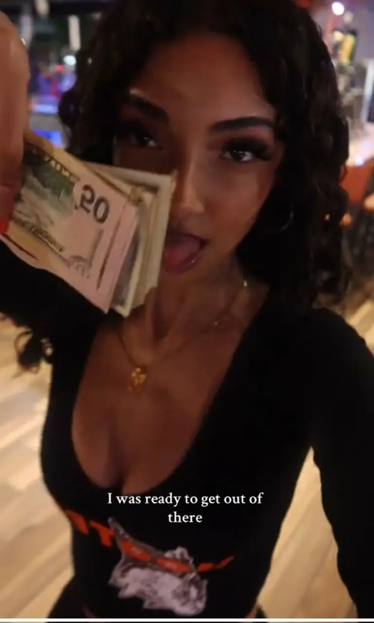 Mesera de Hooters sorprende al revelar cuánto gana de propinas en tan sólo 4 horas - Tomada de video