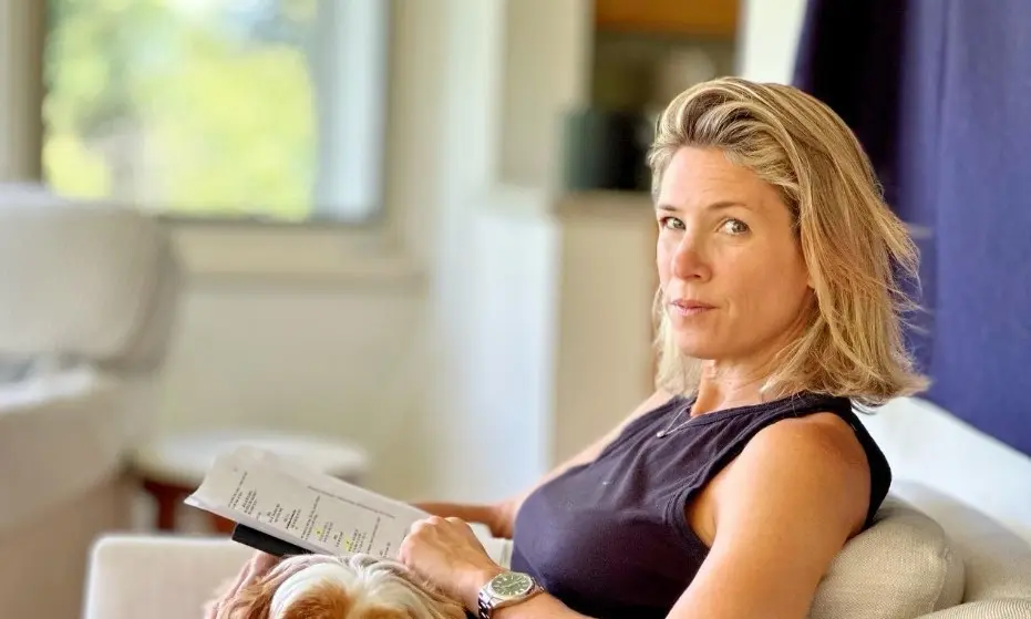 Ahora tiene 45 años, ha continuado su carrera en la actuación, participando en varias series como 'Narcos' y 'Westworld'.