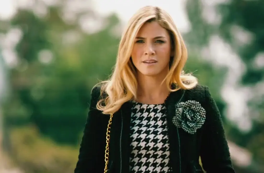 Jessica Lindsey interpretó a Julie Weston