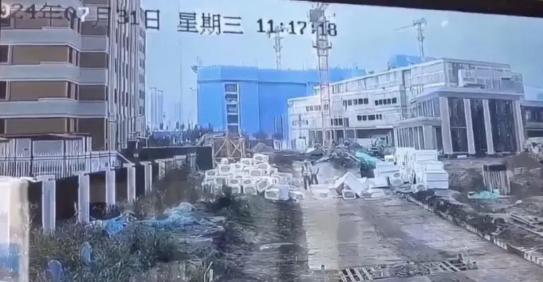 El hombre quedó abajo de la estructuraFoto: Especial