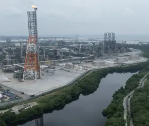 AMLO y Sheinbaum dan banderazo a Dos Bocas; se estrena como la tercera refinería más productiva de México