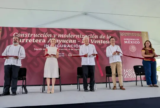 AMLO y Sheinbaum cortan cinta en la inauguración de la carretera Acayucan-La Ventosa