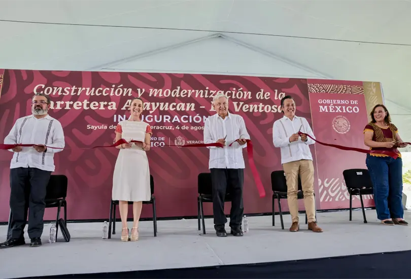 AMLO y Sheinbaum cortan cinta en la inauguraci&oacute;n de la carretera Acayucan-La Ventosa