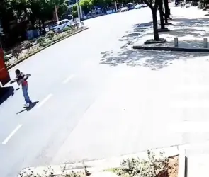 Terrible accidente: joven en patines pierde el control y es atropellada por camión a toda velocidad