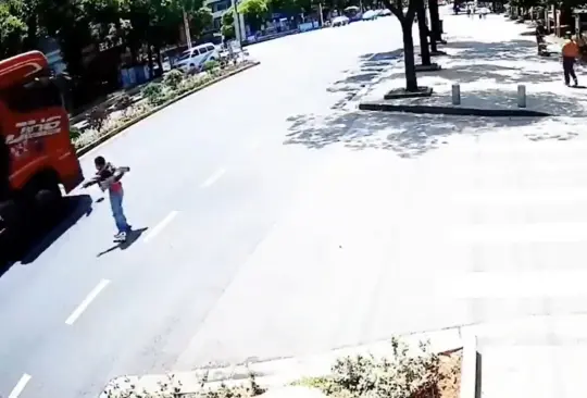 Joven en patines pierde el control y es atropellada por camión a toda velocidad