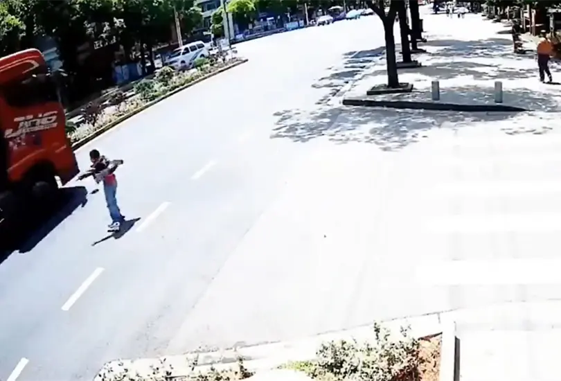 Joven en patines pierde el control y es atropellada por cami&oacute;n a toda velocidad
