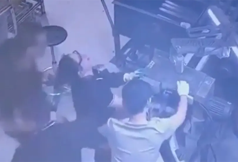 Empleada se distrae platicando con compañeros y maquinaria pesada le prensa el brazo Empleada se distrae platicando con compañeros y maquinaria pesada le prensa el brazo