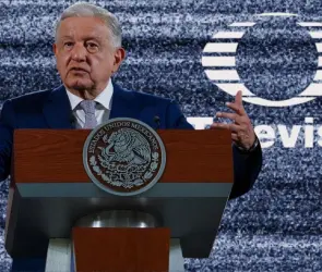 AMLO vs. Televisa: extorsión, pérdidas millonarias y cuentas pendientes