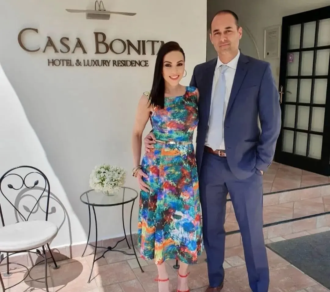  Se cas&oacute; y tiene dos hijos peque&ntilde;os. 