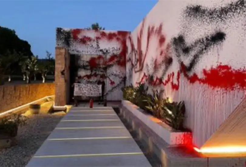 Activistas clim&aacute;ticos vandalizan la casa de Lionel  Messi en Espa&ntilde;a | VIDEO