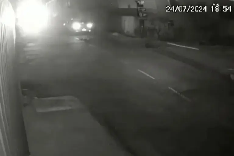Conductor cede el paso a mujer y luego la arrolla brutalmente con su auto - Tomada de video