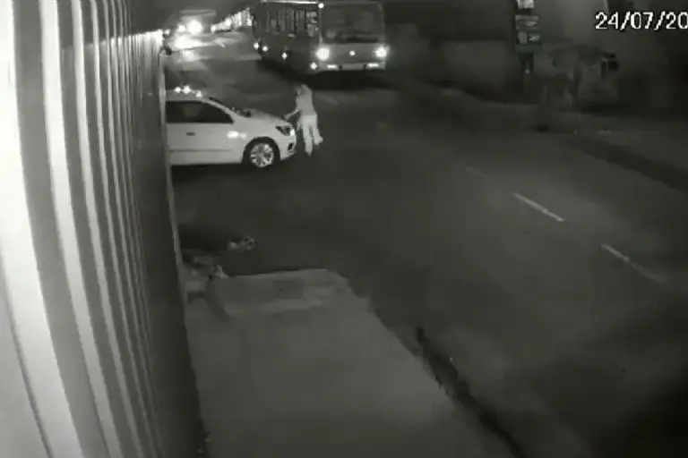 Conductor cede el paso a mujer y luego la arrolla brutalmente con su auto - Tomada de video