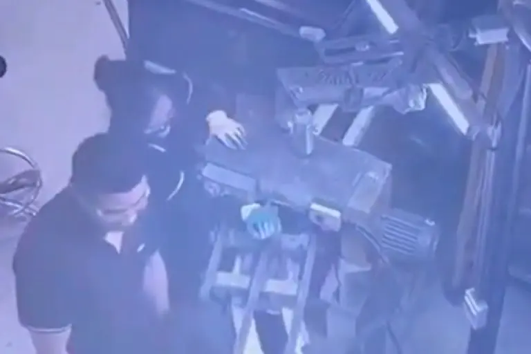 Empleada se distrae platicando con compañeros y maquinaria pesada le prensa el brazo -Tomada de video