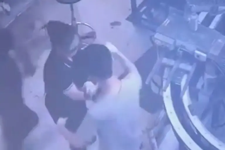 Empleada se distrae platicando con compañeros y maquinaria pesada le prensa el brazo -Tomada de video