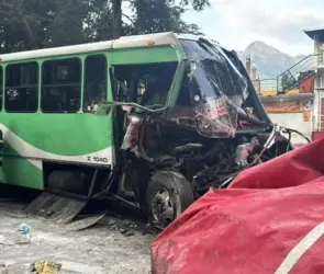 Camión choca contra tráiler en la carretera Picacho-Ajusco; se reportan varios heridos y una persona prensada