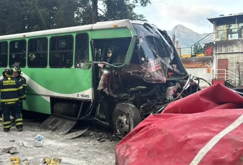 Cami&oacute;n choca contra tr&aacute;iler en la carretera Picacho-Ajusco 