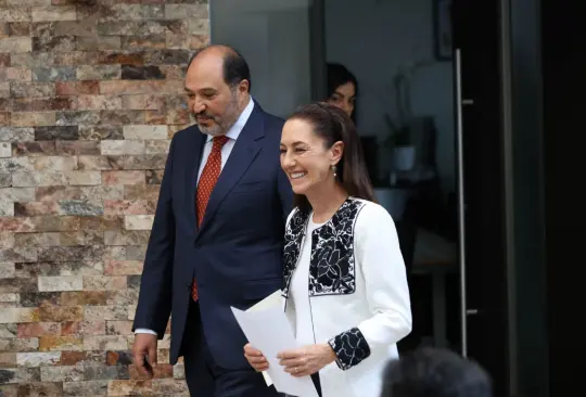 Lázaro Cárdenas Batel junto a Claudia Sheinbaum. 