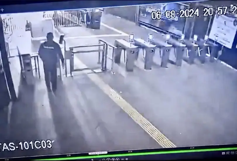 Captan el momento exacto en que un rayo cae en la estación Taxqueña del Tren Ligero Captan el momento exacto en que un rayo cae en la estación Taxqueña del Tren Ligero
