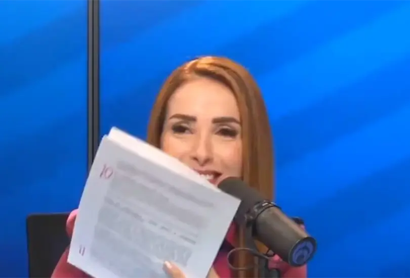 Internautas aseguraron que a Azucena Uresti le gan&oacute; la risa conversando con Sandra Cuevas