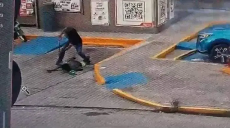 El video donde el hombre en situación de calle sufre la mutilación de sus extremidades Foto: Captura de pantalla