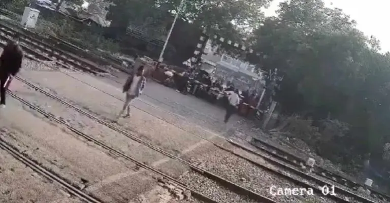 El camino es utilizado por las personas en el pobladoFoto: Captura