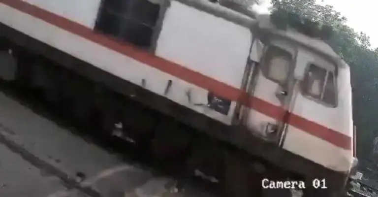 El tren se llevó al hombre en un instanteFoto: Captura