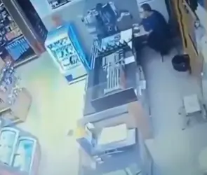 Tragedia en gasolinera: joven trabajador es brutalmente arrollado por auto fuera de control