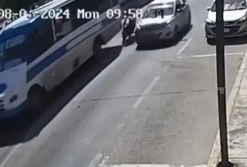 Motociclistas intentan rebasar auto a toda velocidad y sufren brutal accidente; no portaban casco Motociclistas intentan rebasar auto a toda velocidad y sufren brutal accidente; no portaban casco