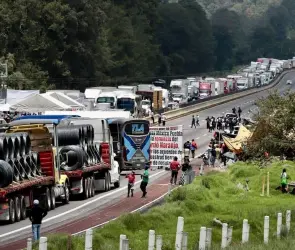 Vuelve bloqueo en autopista México-Puebla: ejidatarios exigen indemnización justa por tierras expropiadas