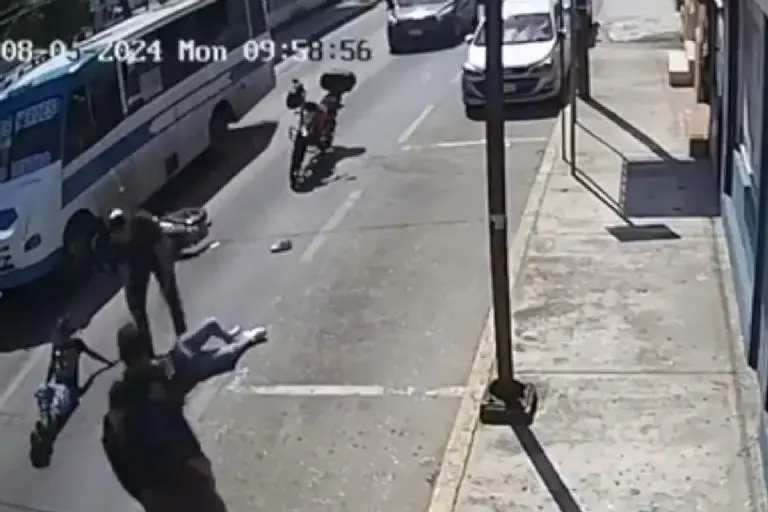 Motociclistas intentan rebesar auto a toda velocidad y sufren brutal accidente - Tomada de video