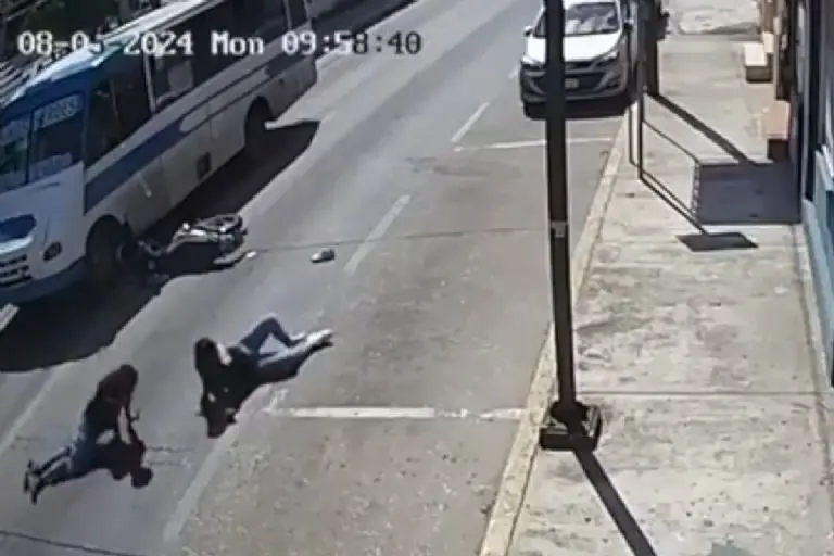 Motociclistas intentan rebesar auto a toda velocidad y sufren brutal accidente - Tomada de video
