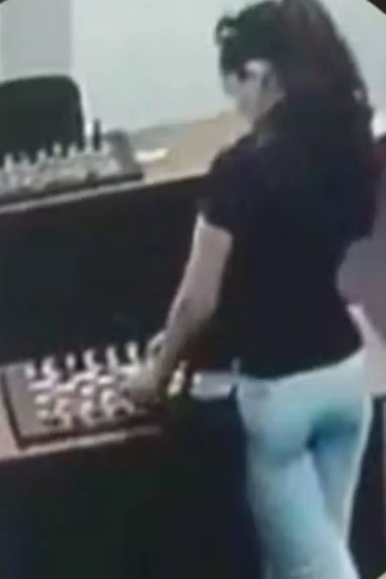 La ajedrecista colocó mercurio sobre la mesa y algunas de las piezas de su contrincante FOTO: Captura de pantalla