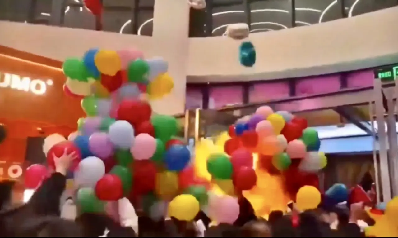  Explotan globos de hidrógeno en un centro comercial | VIDEO 