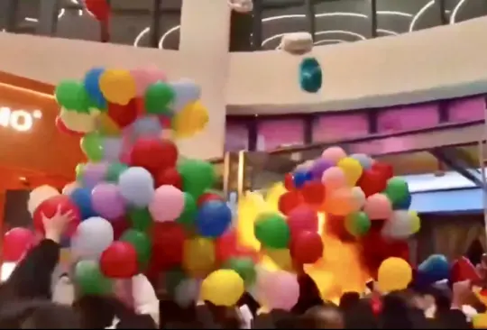 Explotan globos de hidrógeno en un centro comercial | VIDEO