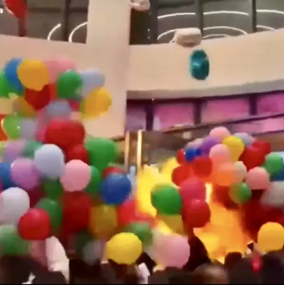 Impactante explosión de globos de hidrógeno en un centro comercial | VIDEO