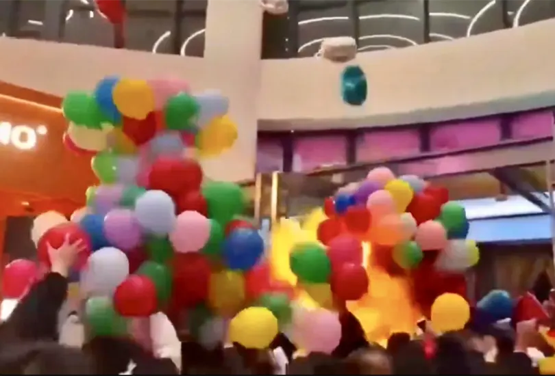 Explotan globos de hidr&oacute;geno en un centro comercial | VIDEO