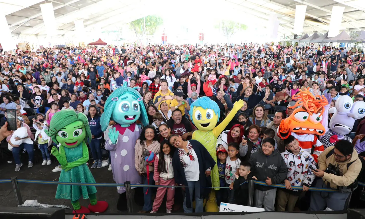  Iztapalapa celebra el Día de Reyes con música, regalos y rosca
 