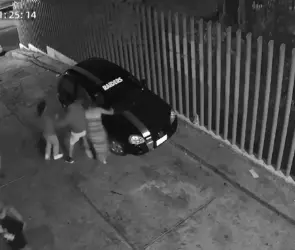 Hombres agreden a mujer mientras patrulla municipal observa