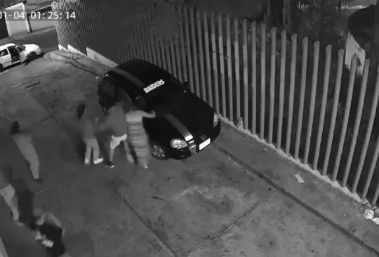 Hombres agreden a mujer mientras patrulla municipal observa